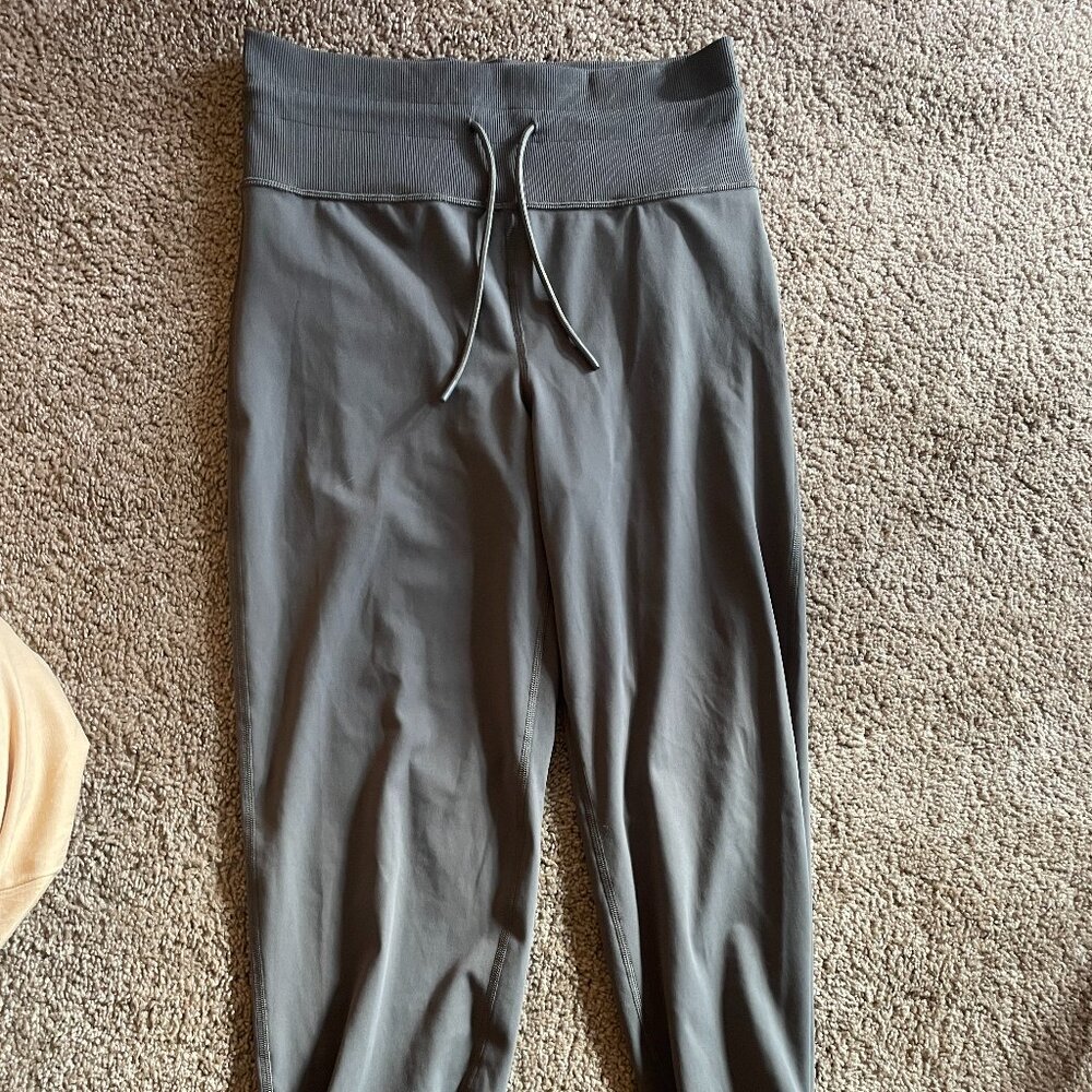 Vuori Women's Green Joggers LIKE NEW Size Medium